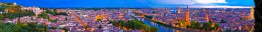 Verona eski şehir ve akşam Adige Nehri panoramik havadan görünümü