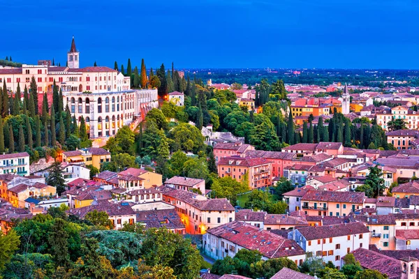 Verona tetti e Opera Don Calabria vista serale — Foto Stock