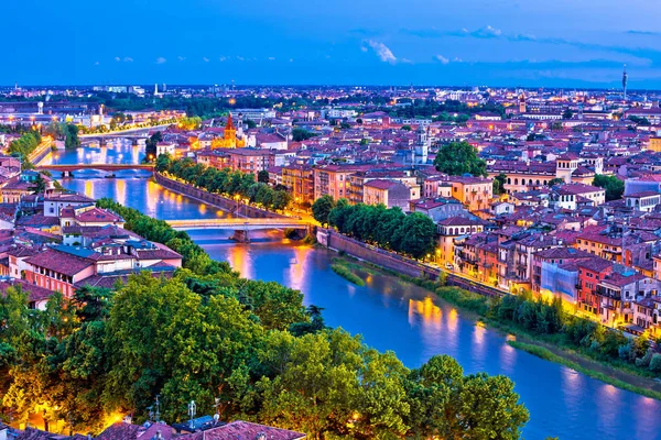 Este légifelvételek város, Verona és az Adige-folyó — Stock Fotó