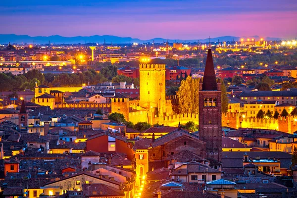 Verona torres y tejados vista de la noche — Foto de Stock