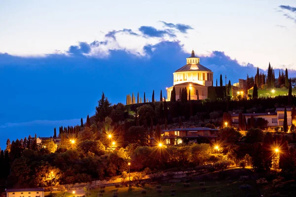 Madonna di Lourdes sanctuary i Verona kväll se — Stockfoto