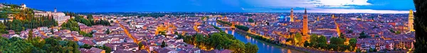 Veronas gamla staden och Adige river Panorama Flygfoto på kvällen — Stockfoto