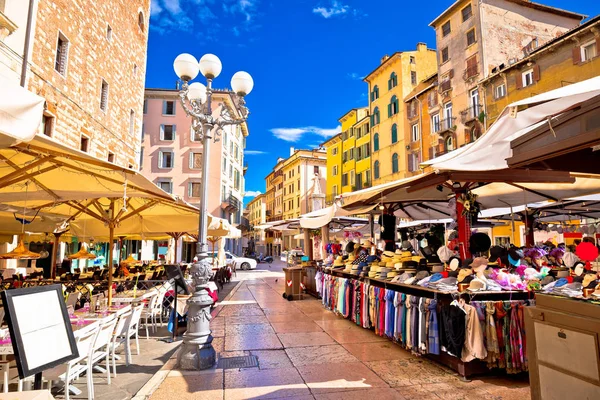 Piazza delle erbe i Verona street och marknaden se — Stockfoto