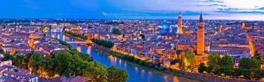 Verona eski şehir ve akşam Adige Nehri panoramik havadan görünümü