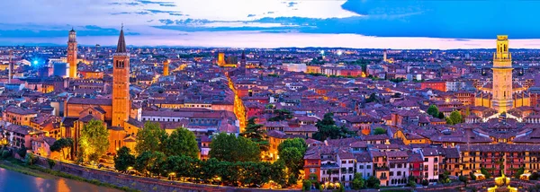 Staré město Verona a Adige řeky panoramatický letecký pohled na večer — Stock fotografie