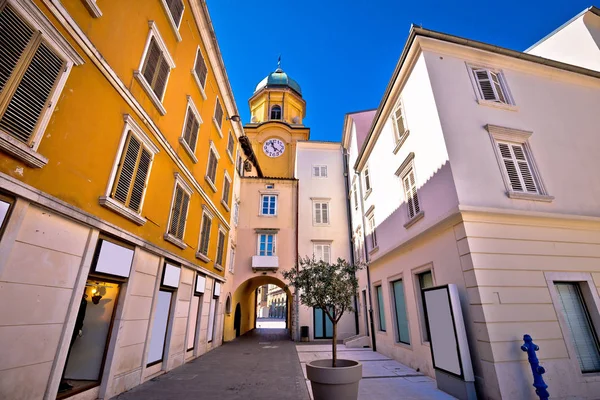 Plein van de stad Rijeka en klokkentoren bekijken — Stockfoto