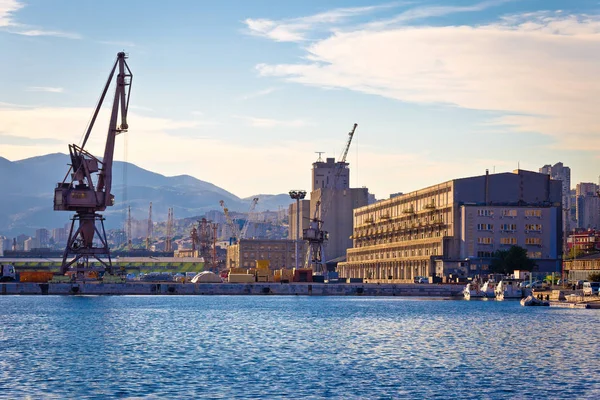 Puertos de la ciudad de Rijeka grúas y zona industrial en vista al puerto —  Fotos de Stock