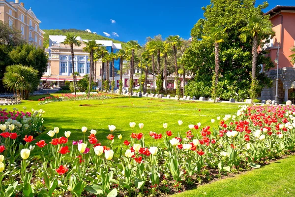 Mediterraner Park in der Stadt von opatija Blumen und Palmen Blick — Stockfoto