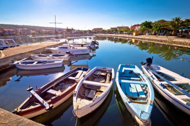 Dalmaçya waterfront ve liman görünümünde Bibinje Köyü