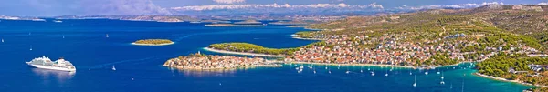 Destinazione turistica adriatica di Primosten aerea panoramica archi — Foto Stock
