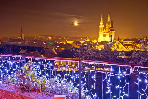 Kathedraal van Zagreb en stadsgezicht avond komst bekijken — Stockfoto