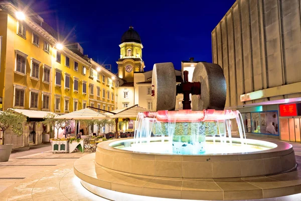 Rijeka kare ve Çeşme akşam saat kulesi geçitle görüntülemek — Stok fotoğraf