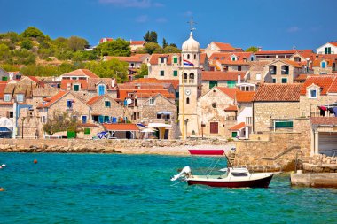 Prvic Sepurine waterfront ve taş mimari görünüm