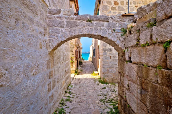 Rua mediterrânea de pedra estreita na aldeia Prvic Sepurine — Fotografia de Stock