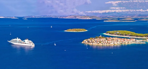 Adriatiska turistmål av Primosten antenn panoramautsikt archi — Stockfoto