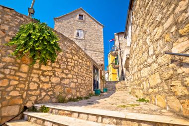 Zlarin Adası eski Akdeniz köy görünümü