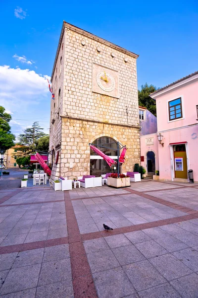 Ciudad de Krk histórica plaza principal vista del reloj torre — Foto de Stock