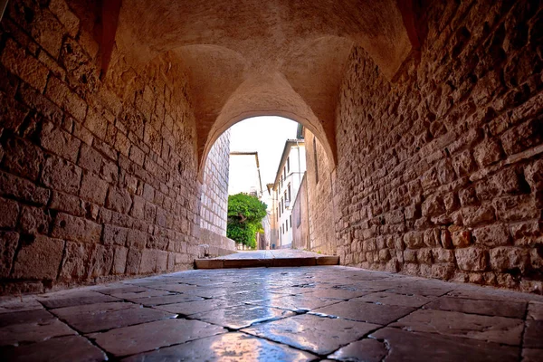 Stad Krk historische stenen steet passage weergave, — Stockfoto