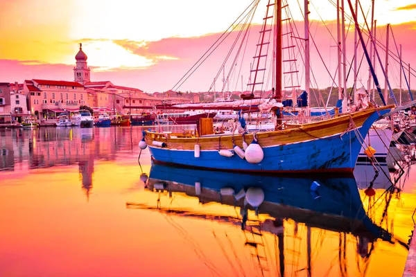 历史的岛城的克尔克金色黎明的海滨风光 — 图库照片