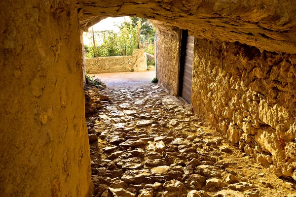 Vrbnik város történelmi kő steet folyosón megtekintése — Stock Fotó