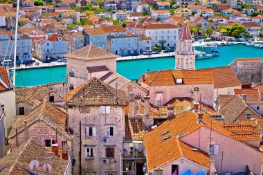 Trogir yerlerinden çatıları ve turkuaz Deniz Manzaralı