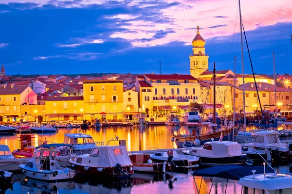 Histórico pueblo isla de Krk amanecer vista frente al mar — Foto de Stock