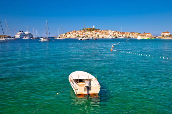 Panoramica città turistica di Primosten vista sul lungomare — Foto Stock