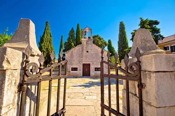 Starobylé vesnice Sukošan poblíž Zadaru stará kamenná kaple zobrazení — Stock fotografie