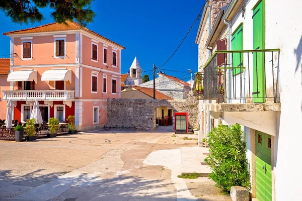 Antiguo pueblo de Sukosan cerca de la calle de piedra Zadar y la plaza vi — Foto de Stock