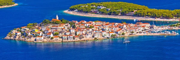 Destinazione turistica adriatica di Primosten aerea panoramica archi — Foto Stock