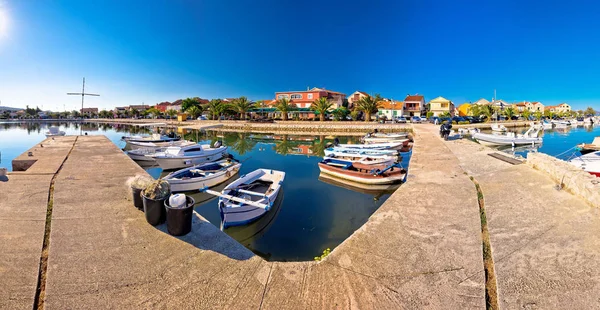 Přístav a nábřeží panoramatický výhled na Jadran vesnici Bibinje — Stock fotografie