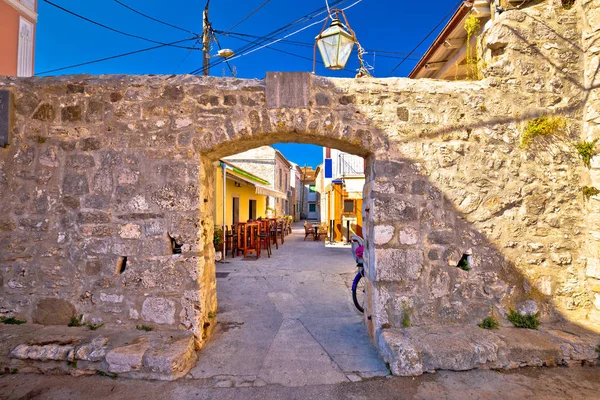 Antiguo pueblo de Sukosan cerca de la calle de piedra de Zadar y puerta de arco — Foto de Stock