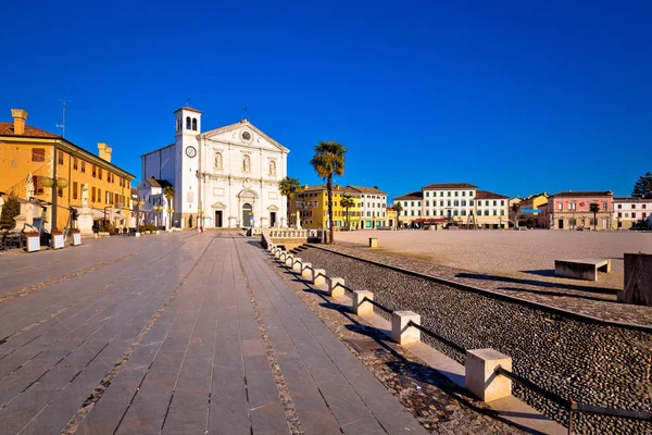 Centrala torget i staden av Palmanova kyrkan se — Stockfoto