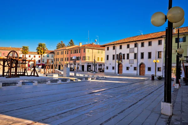 Centrala torget i staden av Palmanova färgglada arkitekturen se — Stockfoto