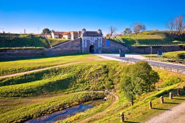 Palmanova şehir surlar ve taş kapısı görünümü