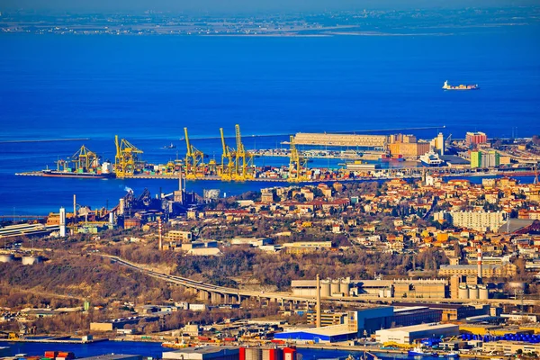 Staden Trieste Flygfoto över industriområde och hamnen — Stockfoto