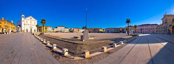 Hlavní náměstí ve městě Palmanova panoramatický pohled — Stock fotografie