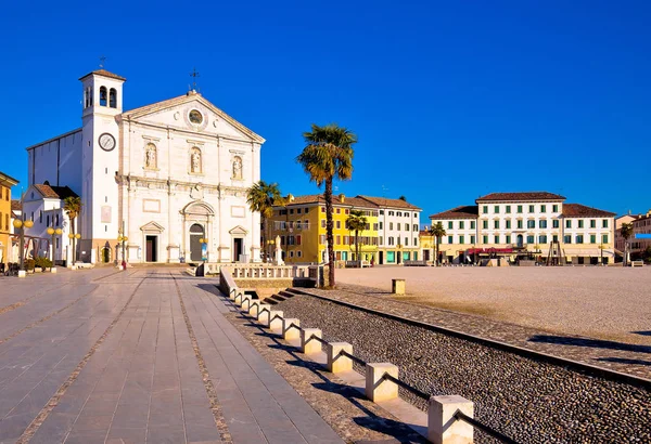 Plaza central en la ciudad de Palmanova vista iglesia —  Fotos de Stock