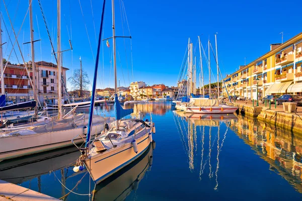 Staden av Grado färgglada vattnet och hamnen Visa — Stockfoto