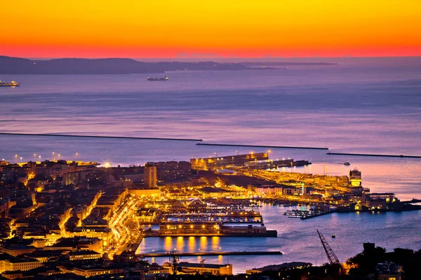 Vista aérea noturna do centro da cidade de Trieste e beira-mar — Fotografia de Stock