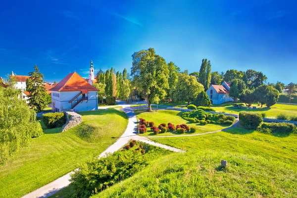Stary widok parku i zabytki miasta Varaždin — Zdjęcie stockowe
