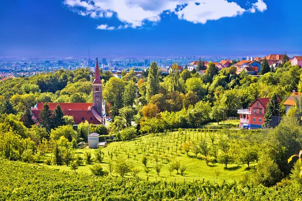 크로아티아 수도 자그레브 위에 녹색 언덕에 교회 — 스톡 사진