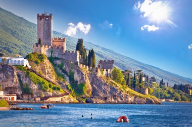 Malcesine şehir Kalesi ve waterfront görünümü