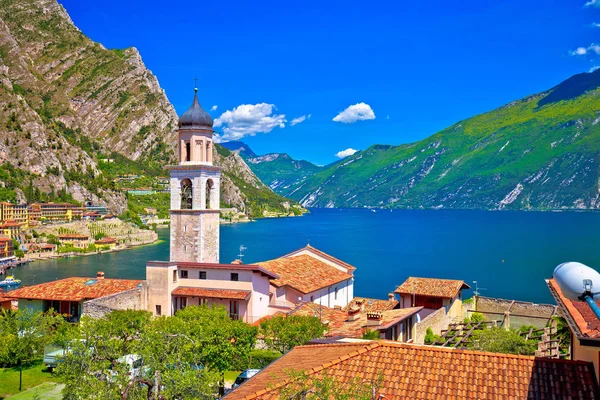 Limone sul Garda waterfront och sjön se — Stockfoto