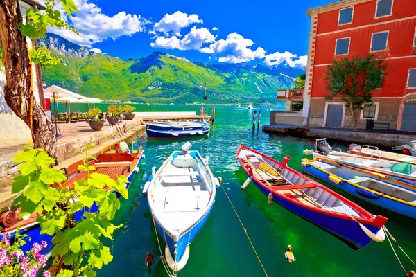 Limone sul Garda turquesa beira-mar e barcos vista — Fotografia de Stock