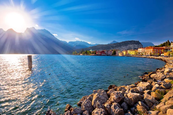 Cidade colorida de Torbole e Lago di Garda vista pôr do sol — Fotografia de Stock
