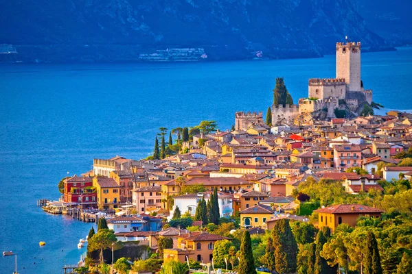 Město Malcesine na výhledem na panorama Lago di Garda — Stock fotografie