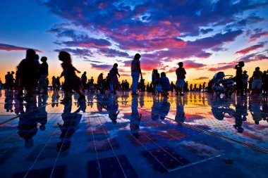 Zadar içinde renkli Sunset'teki insanlar siluet