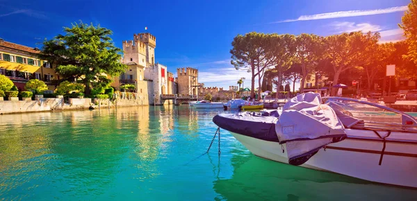 Lago di Garda, Sirmione városa türkiz watefrront panorámás VI. — Stock Fotó