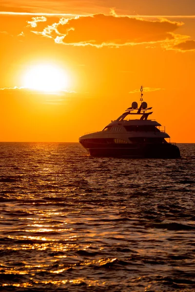 Yacht de luxe en pleine mer au coucher du soleil doré — Photo